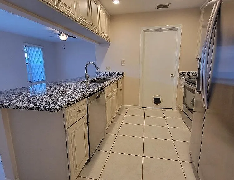 1087 Goldenrod Rd — Photo 3