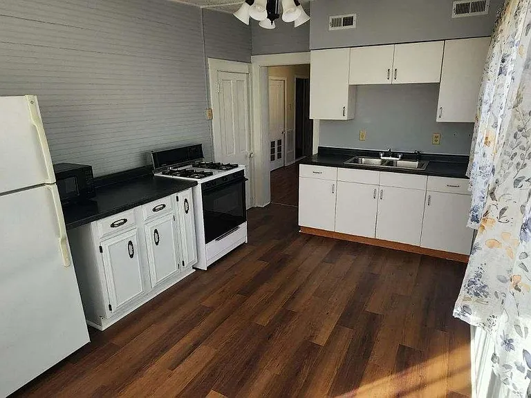 210 N Union St #B — Photo 6
