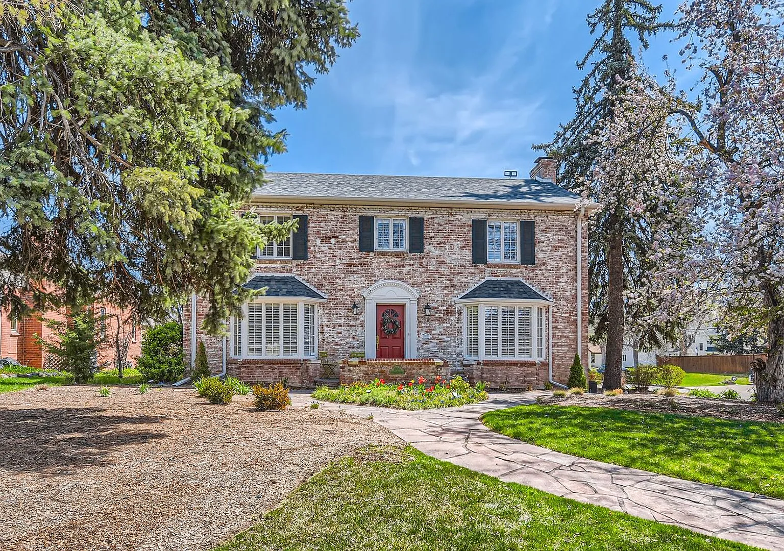 Available Now - 5 Bedroom 3.5 Bathroom Gorgeous Home! — Photo 2
