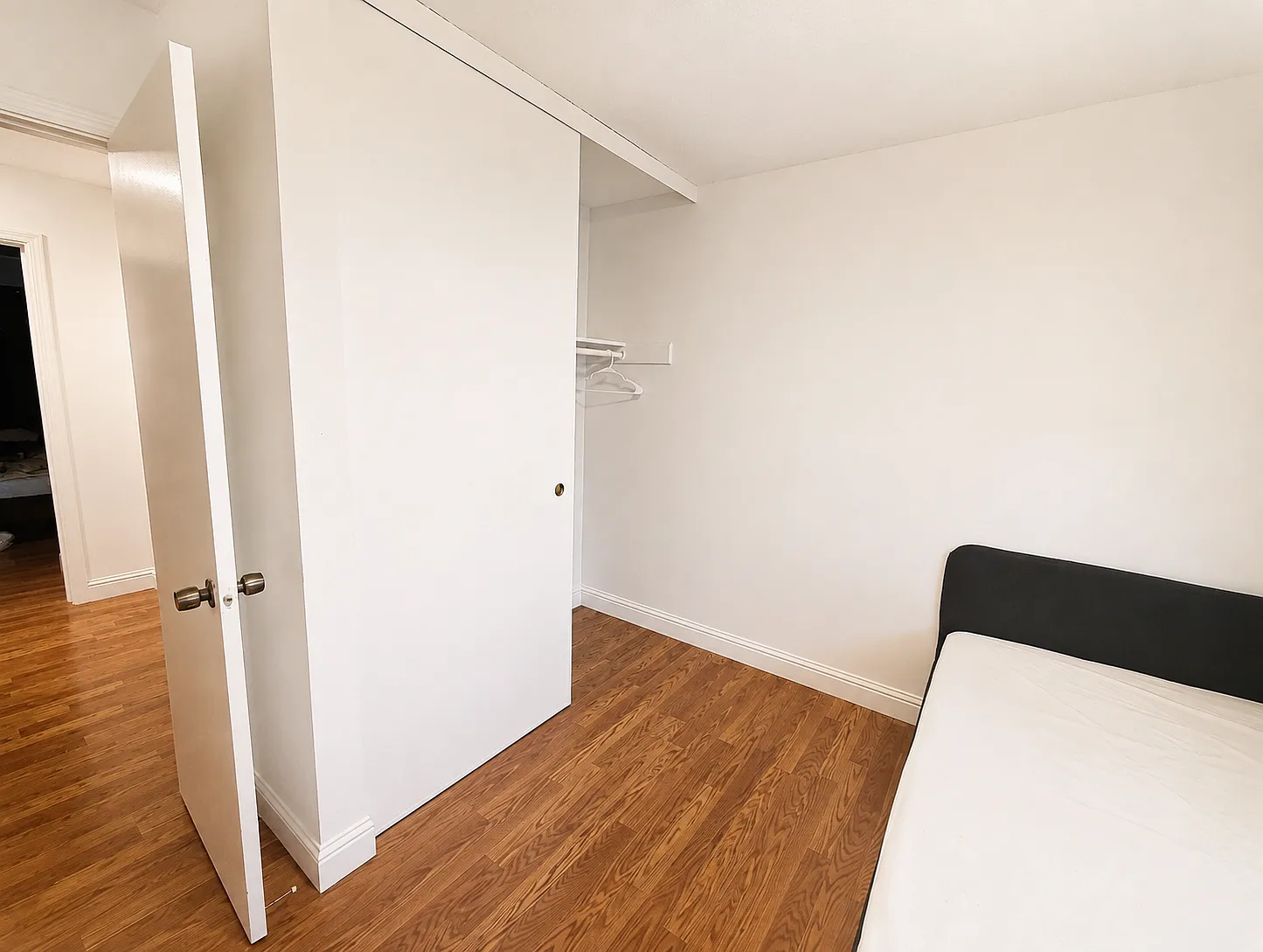 3 bed, 900 sqft, $1,300 — Photo 4