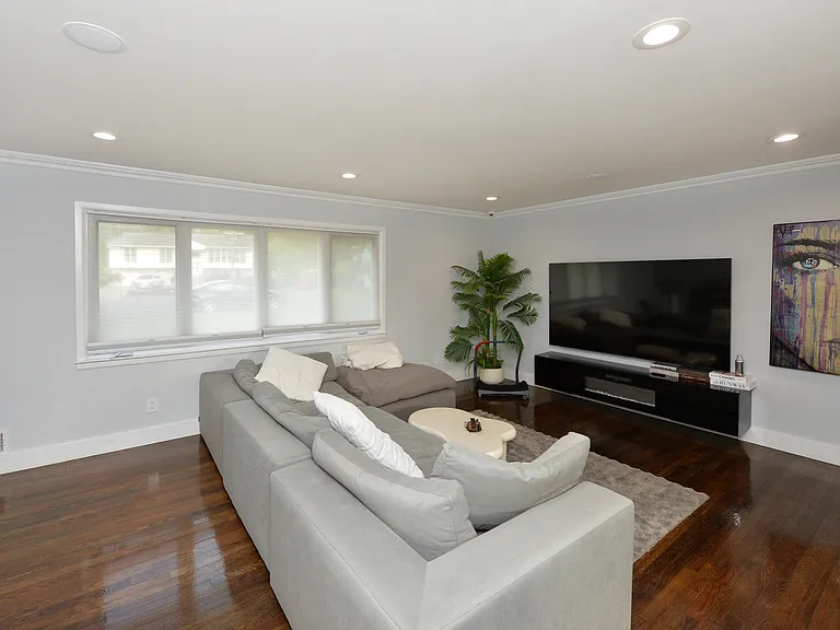 154 Middlesex Ave — Photo 6