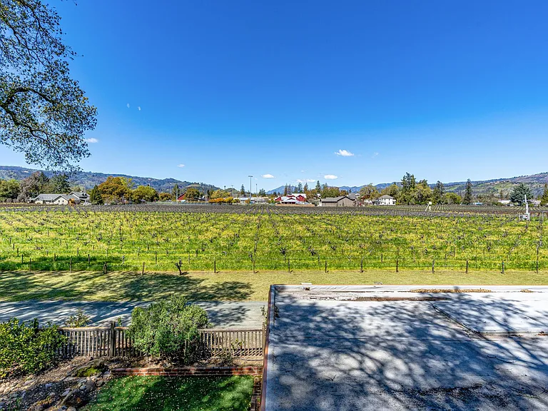 1398 Community Dr — Photo 42