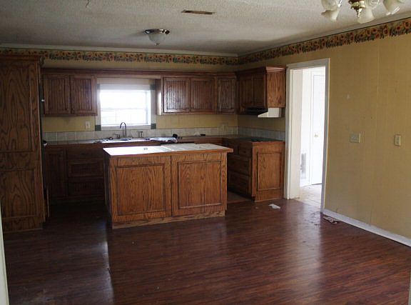 2nd image of 1490 Lovett Cir
