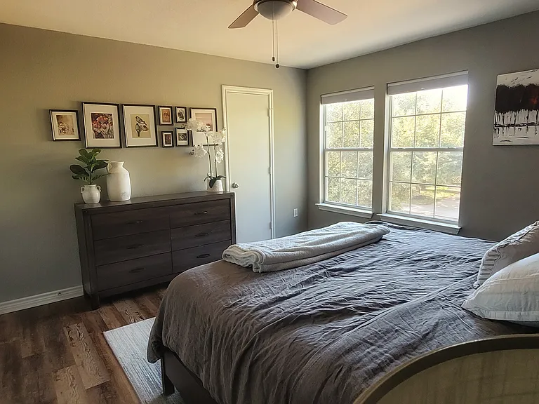 8709 Dittmar Oaks Dr — Photo 4