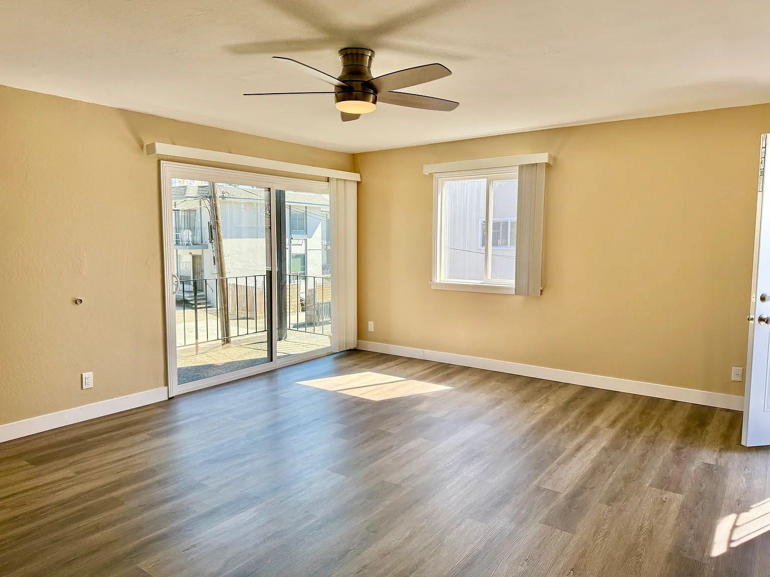 2922 Dohr St — Photo 3