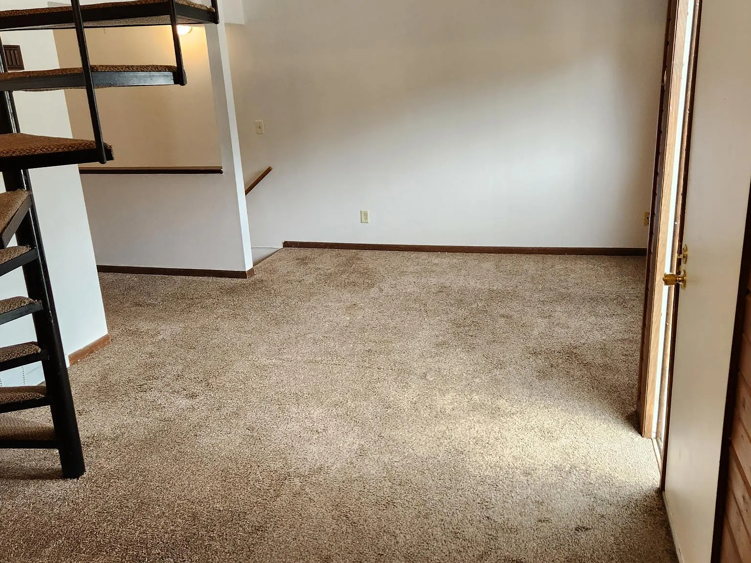 1518 Linda Dr — Photo 3
