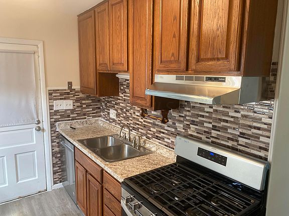 4th image of 1890 Merryhill Dr