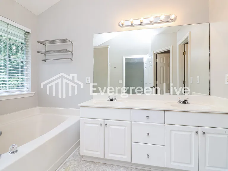 209 Devynwood Ct — Photo 8