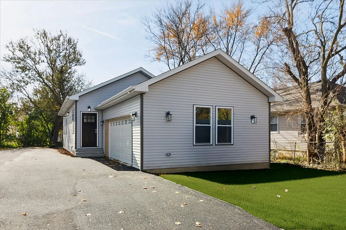 4 bed, 2310 sqft, $3,300 — Photo 1