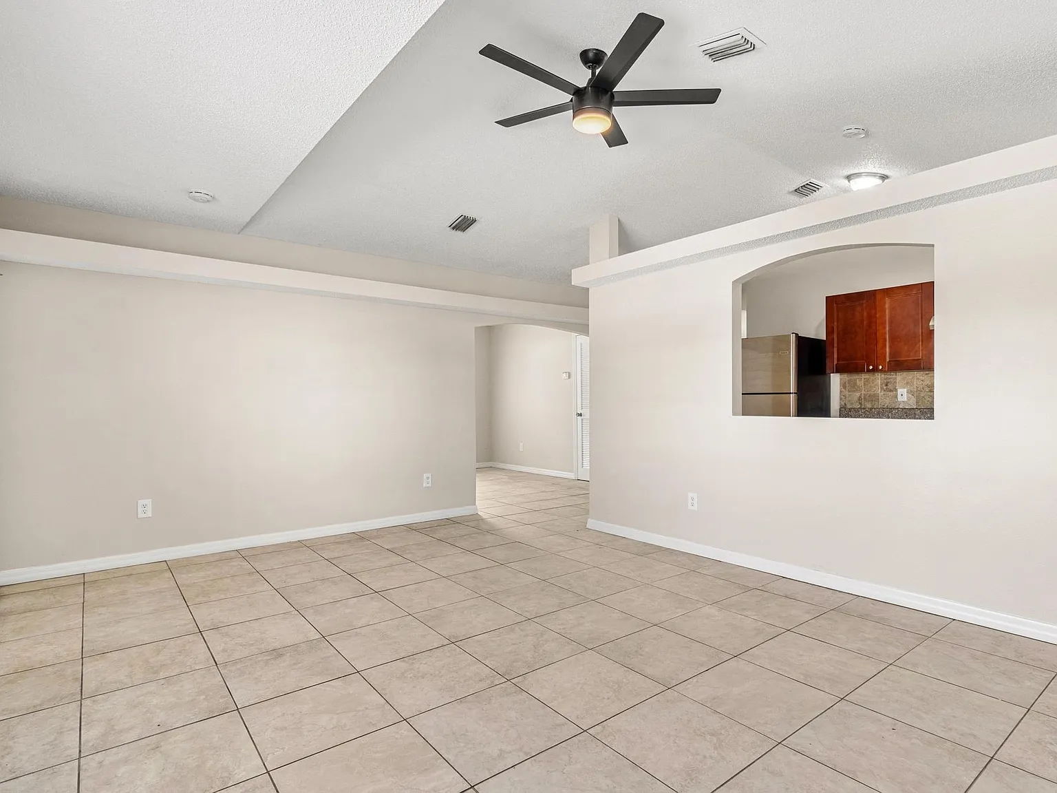 3 bed, 1180 sqft, $2,600 — Photo 3