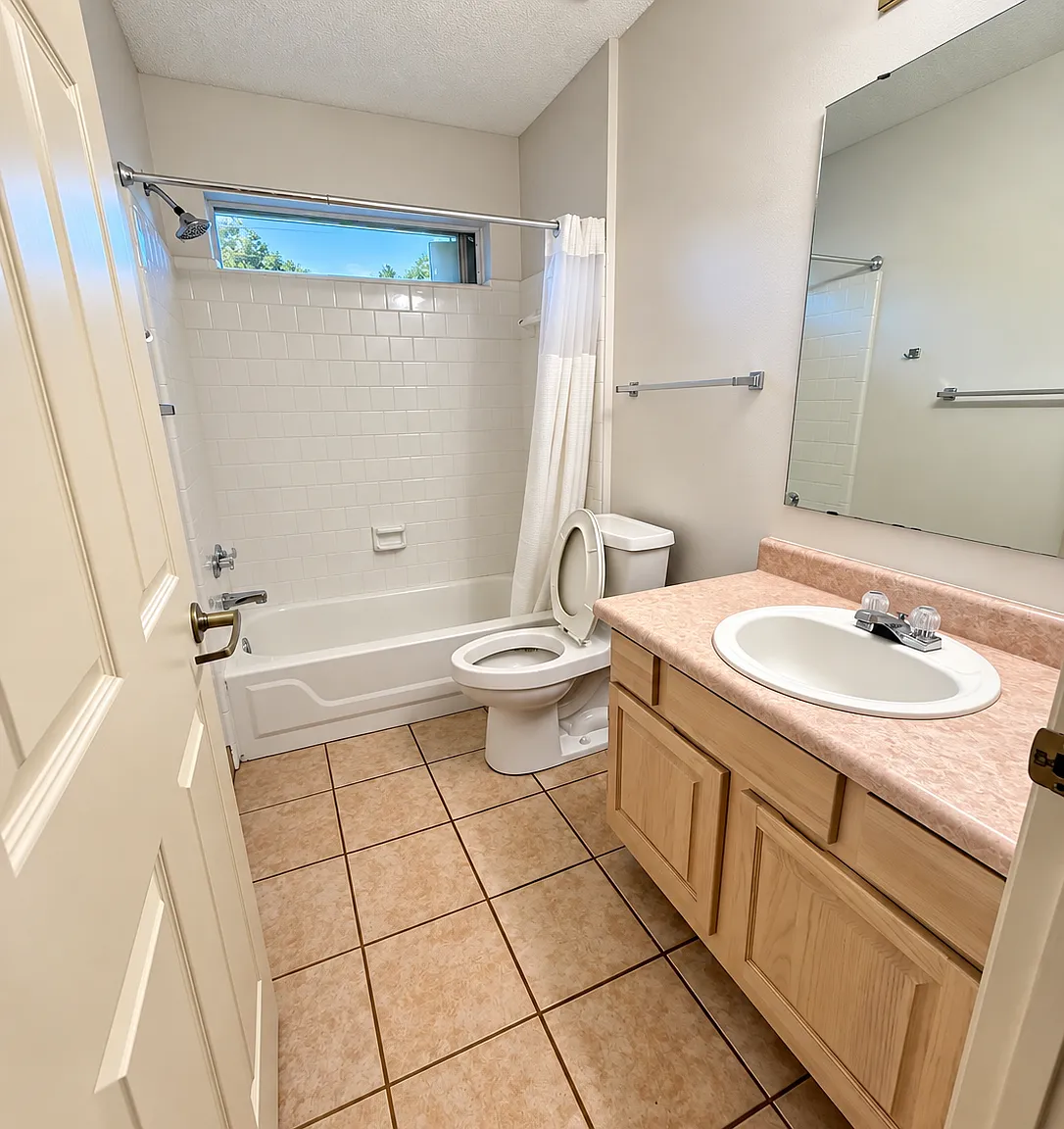 3 bed, 2.0 bath, 1352 sqft, $1,830 — Photo 4