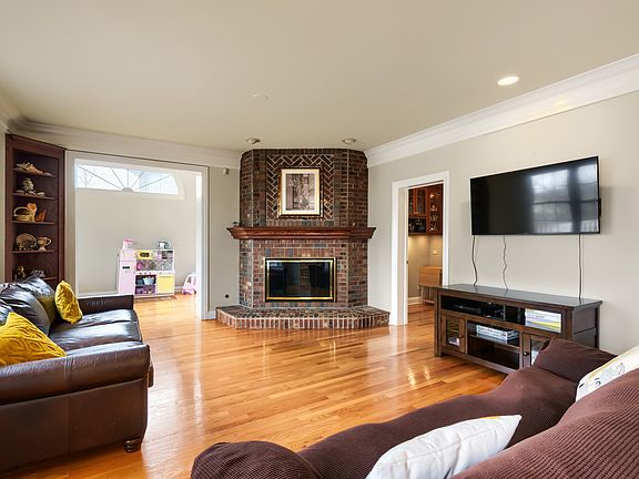 4th image of 56 Ridgefield Ln