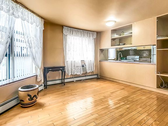 4th image of 41-33 Parsons Blvd #5A
