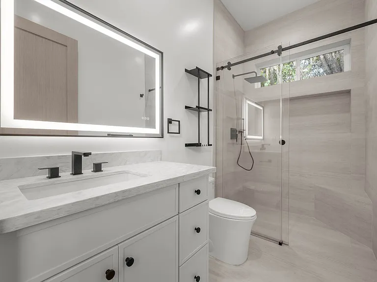 1215 S Point View — Photo 8
