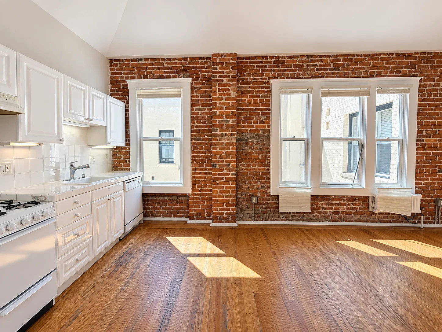 Top-Floor Lower Nob Hill Studio with Vaulted Ceilings & Exposed Brick — Photo 2
