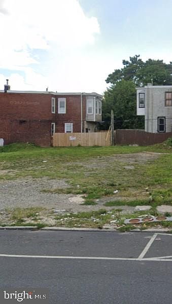 2nd image of 2520 W Diamond St