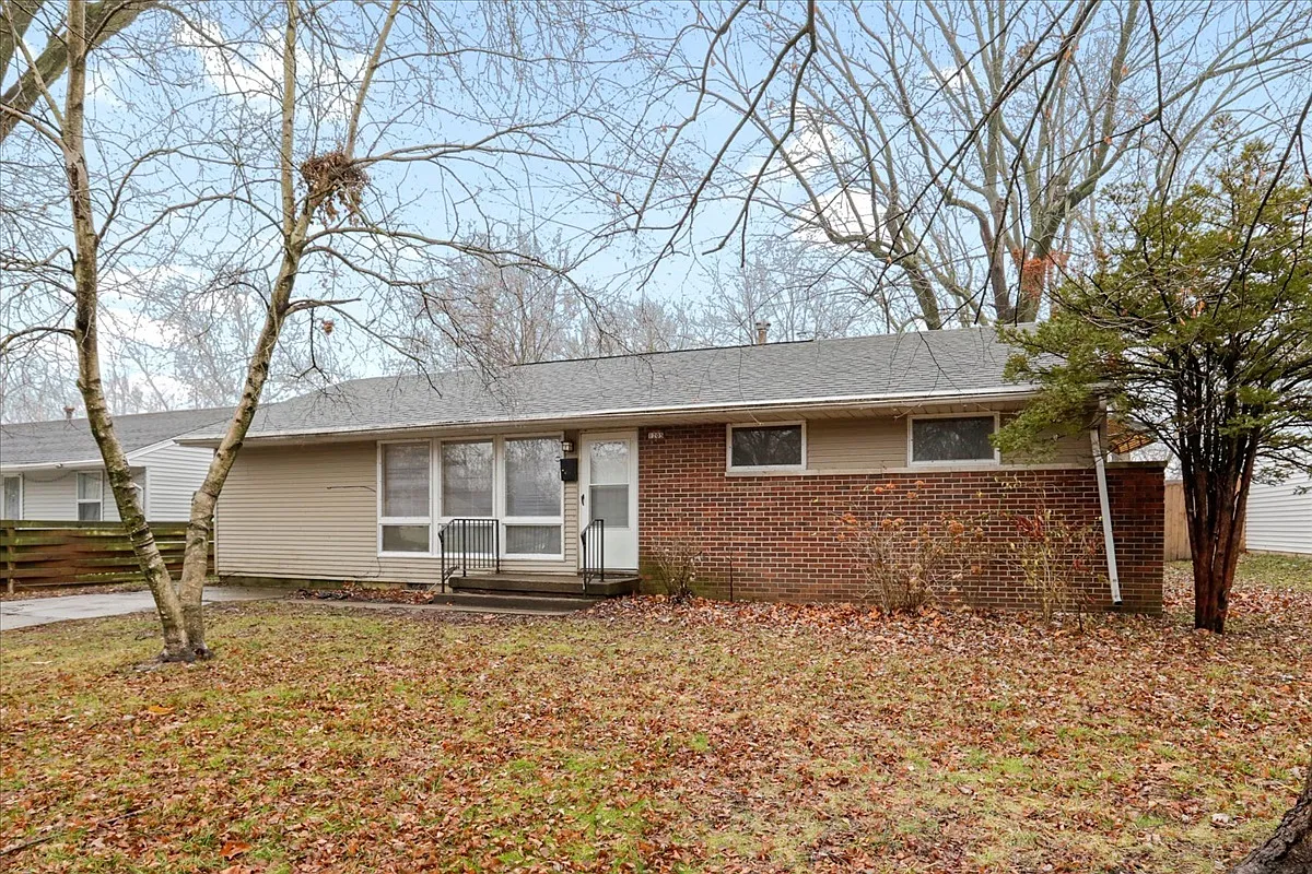 1205 W Eureka St photo 1