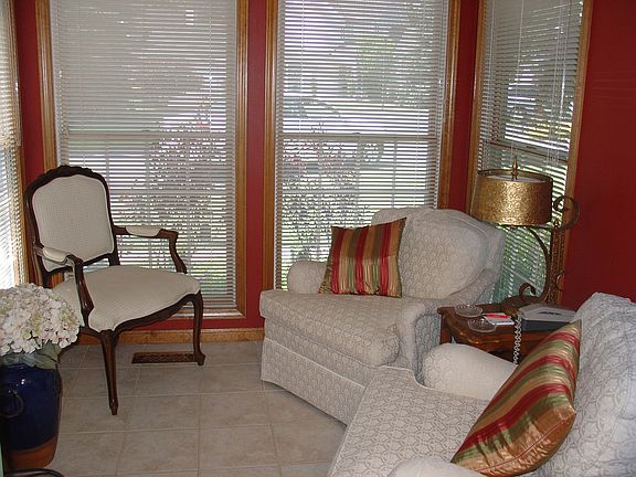 Enjoy morning coffee in sunny area just off kitchen