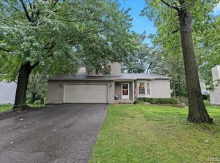 726 Kestrel Ridge Dr, South Lyon, MI 48178