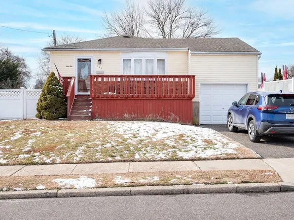 385 Beacon Avenue, Lindenhurst, NY 11757