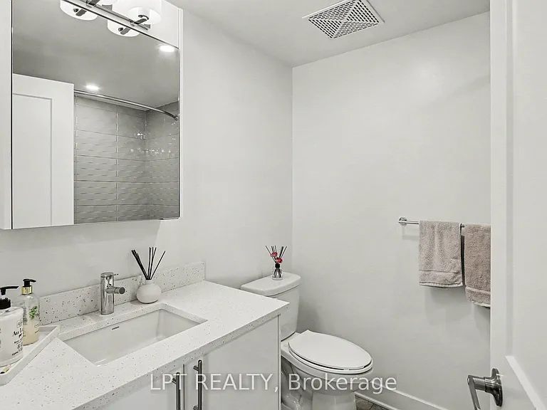 180 George St #1705 — Photo 13