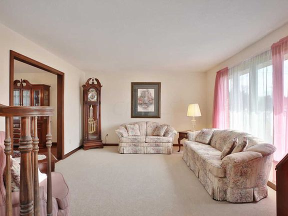 4th image of 820 E Walnut St