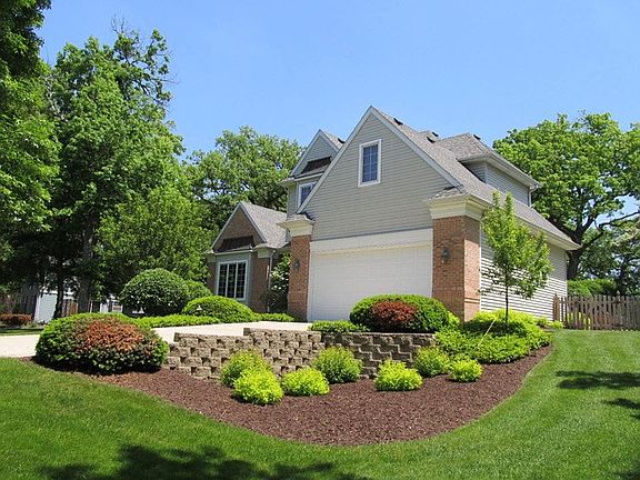 Gorgeous landscaping and lawn detail!
