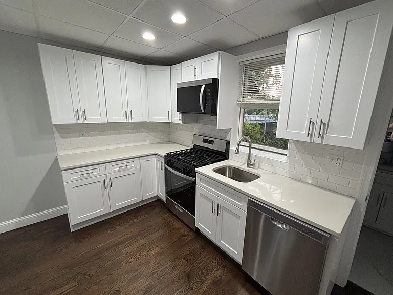 110 Derby Ave — Photo 3