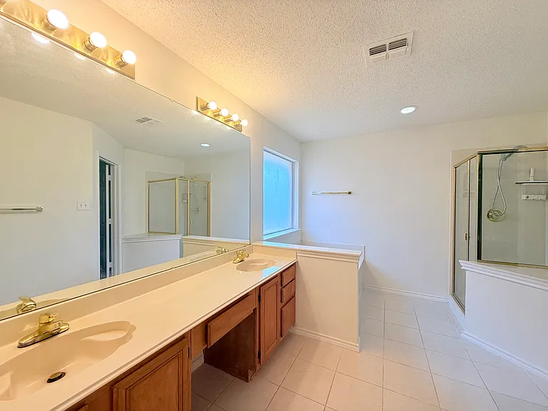4512 Queenswood Dr — Photo 16
