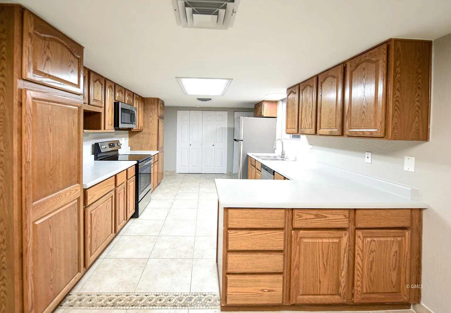 4 bed, 2.0 bath, 2089 sqft, $2,400 — Photo 4