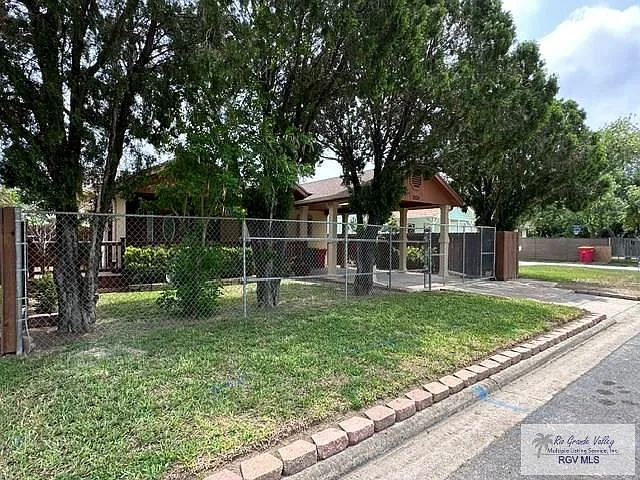 3 bed, 1.0 bath, 1259 sqft, $1,800 — Photo 3