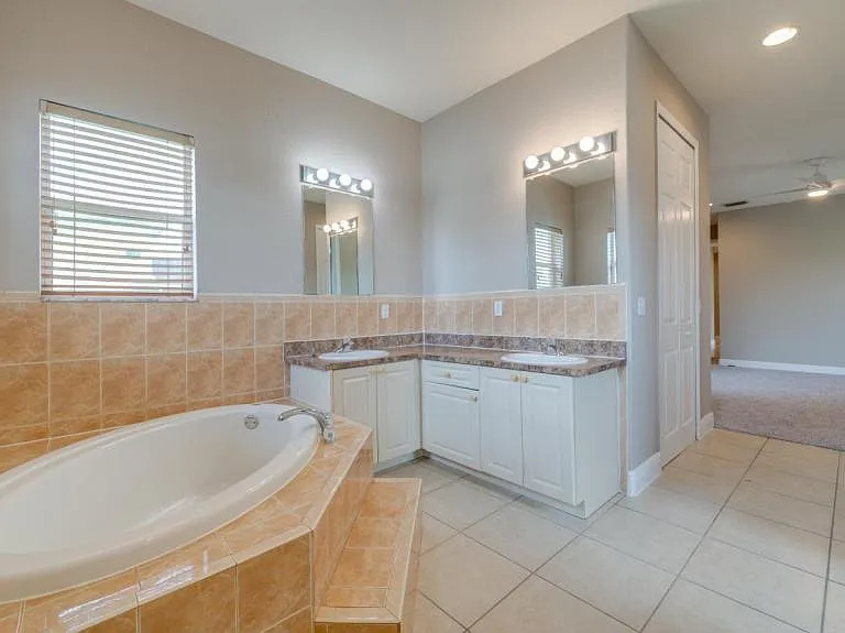 4539 SW 6th Pl — Photo 8