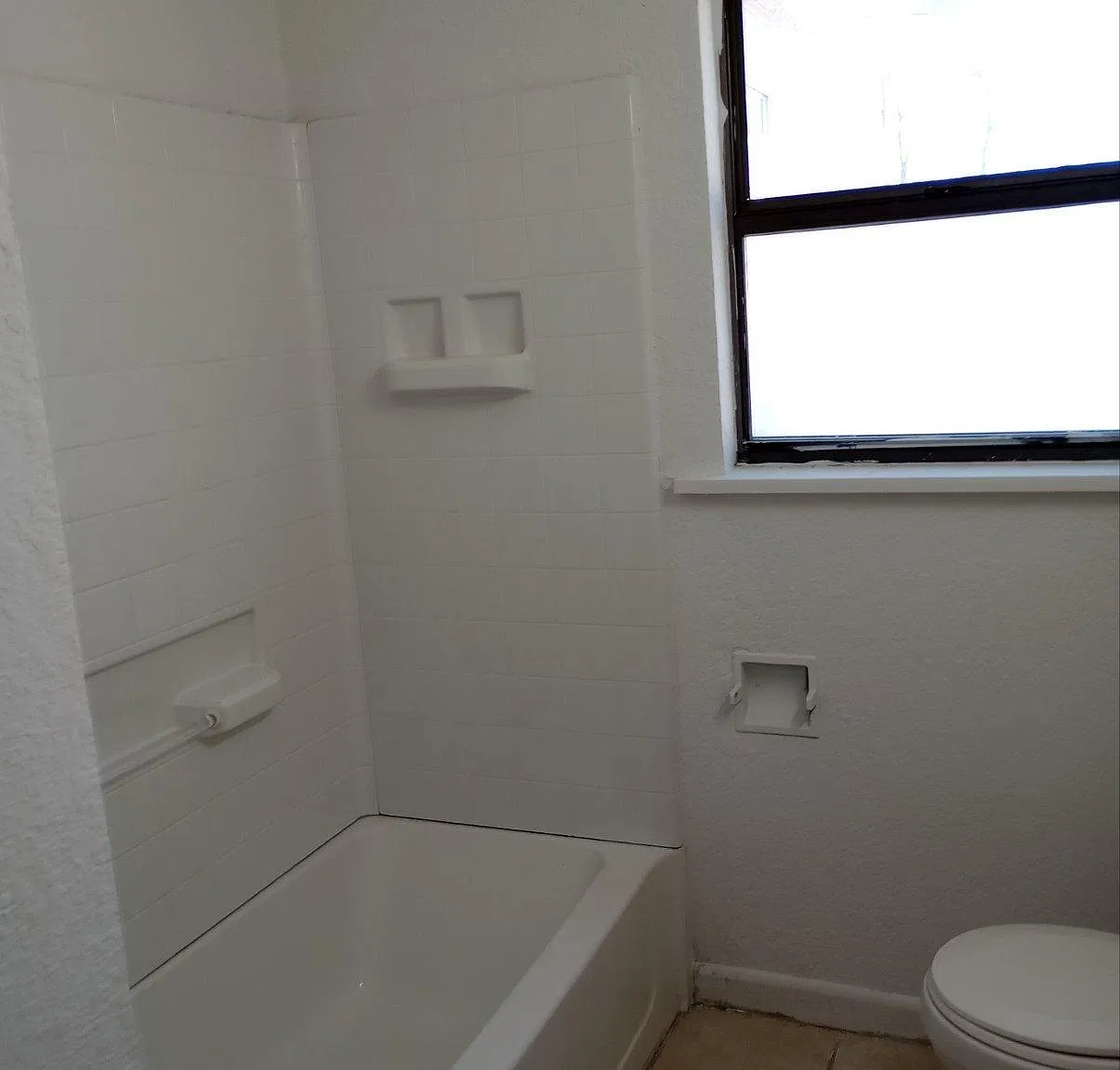 819 Rosehill Dr — Photo 3
