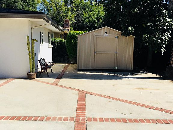 3rd image of 5423 Woodman Ave