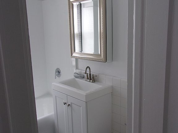 3rd image of 1154 N Dearborn St