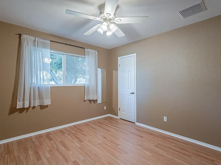 613 W 15th St — Photo 33