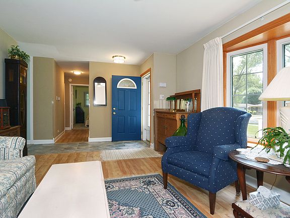 3rd image of 305 N Macarthur Dr