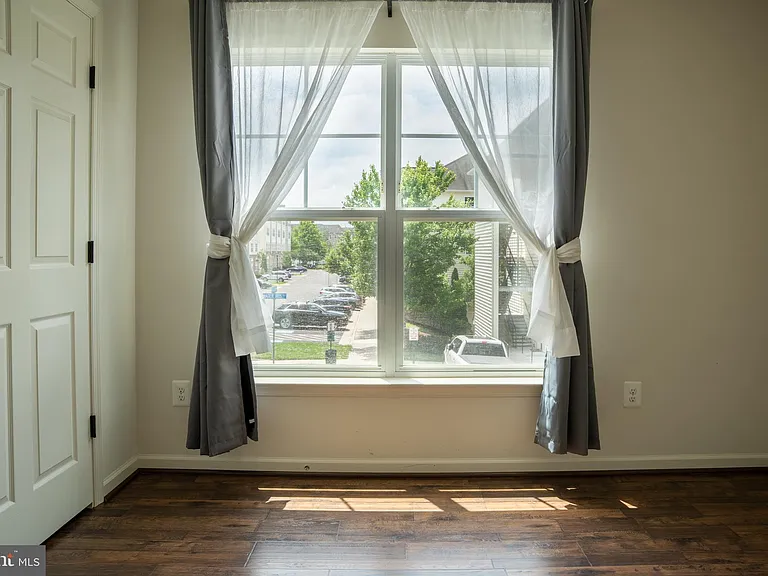 42243 Canary Grass Sq — Photo 31
