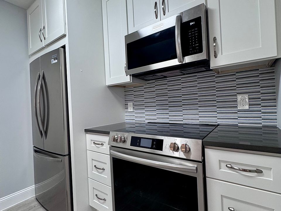 Brand new kitchen w/ soft-close cabinetry & SS appliances!