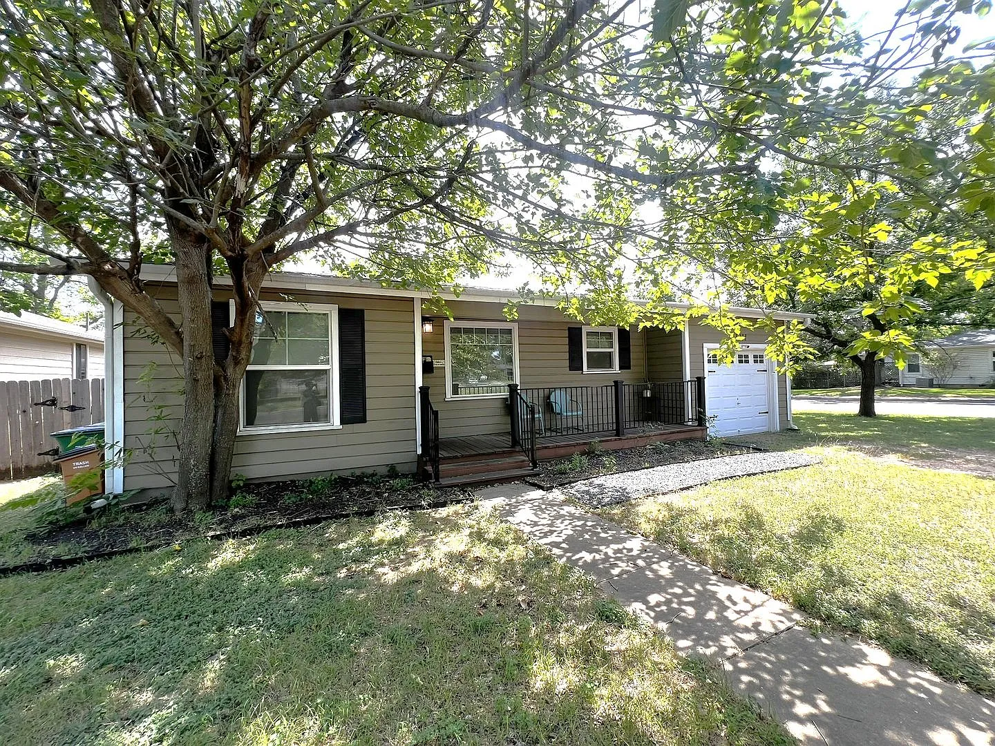 Furnished 2/2 Home in Crestview 3-12 month lease terms available — Photo 2
