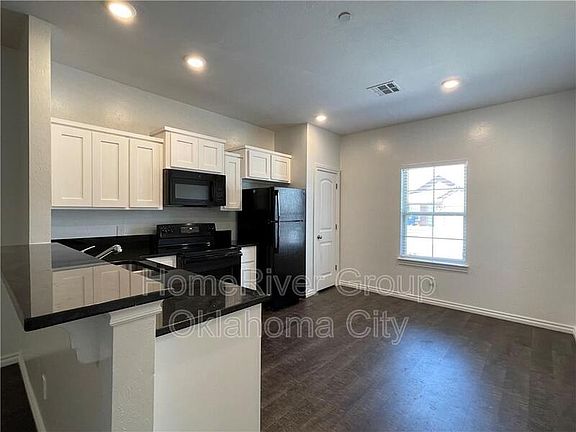 4th image of 1008 SW 91st St