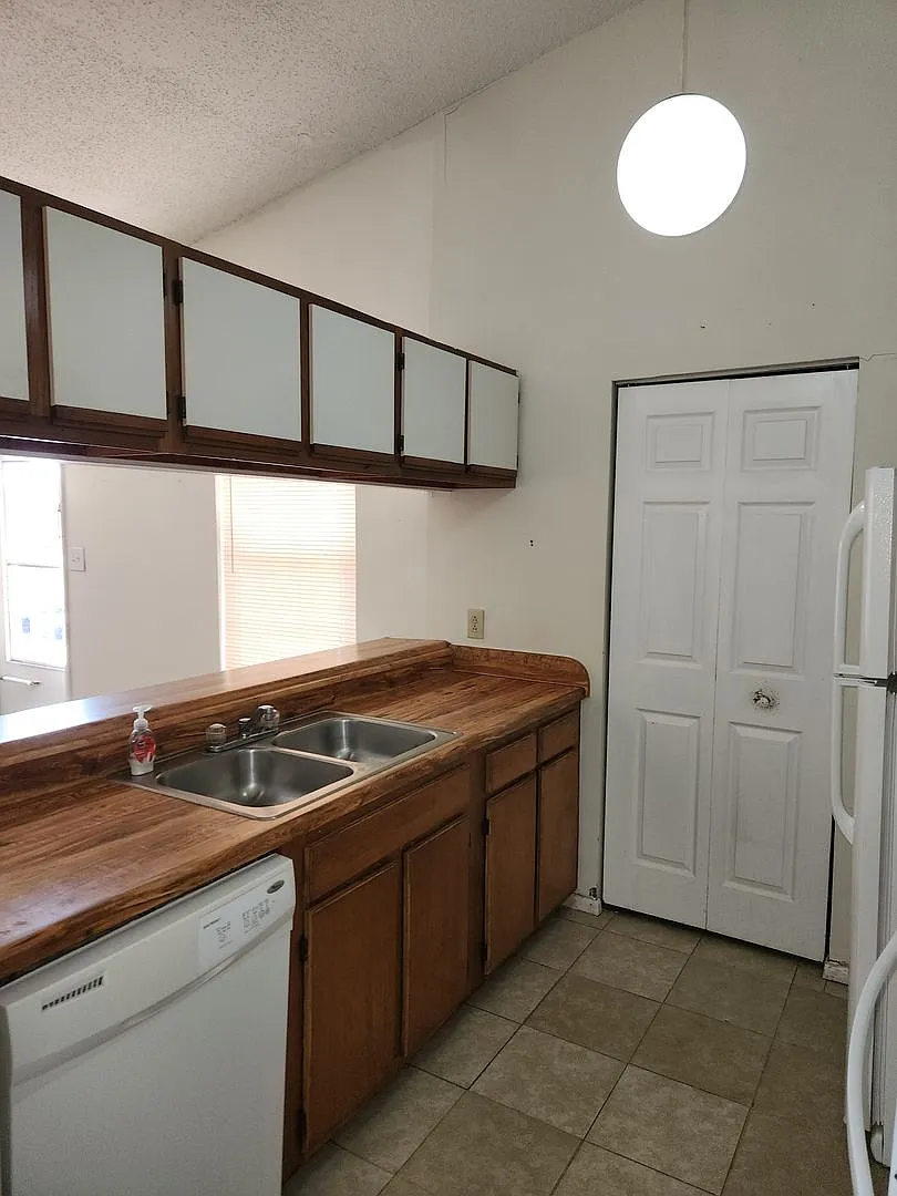 Sweet 2nd Story Condo - Newpointe Condo — Photo 3