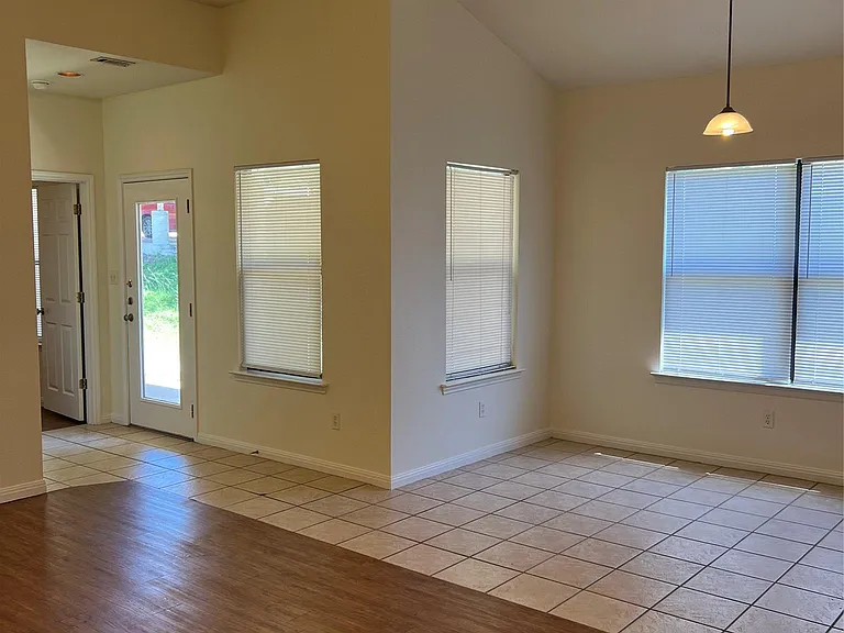 1105 Advance St — Photo 3