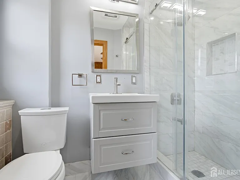 264 E George Pl — Photo 22