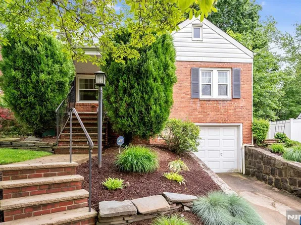 213 Warwick Ln, Leonia, NJ 07605