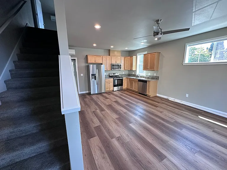 338 E 12th Ave — Photo 9