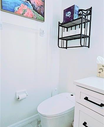4th image of 16615 Lake Circle Dr APT 427