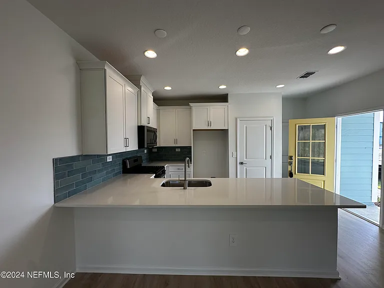 545 Brandon Lakes Dr — Photo 7