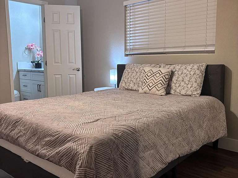 Master bedroom-Private bathroom in room