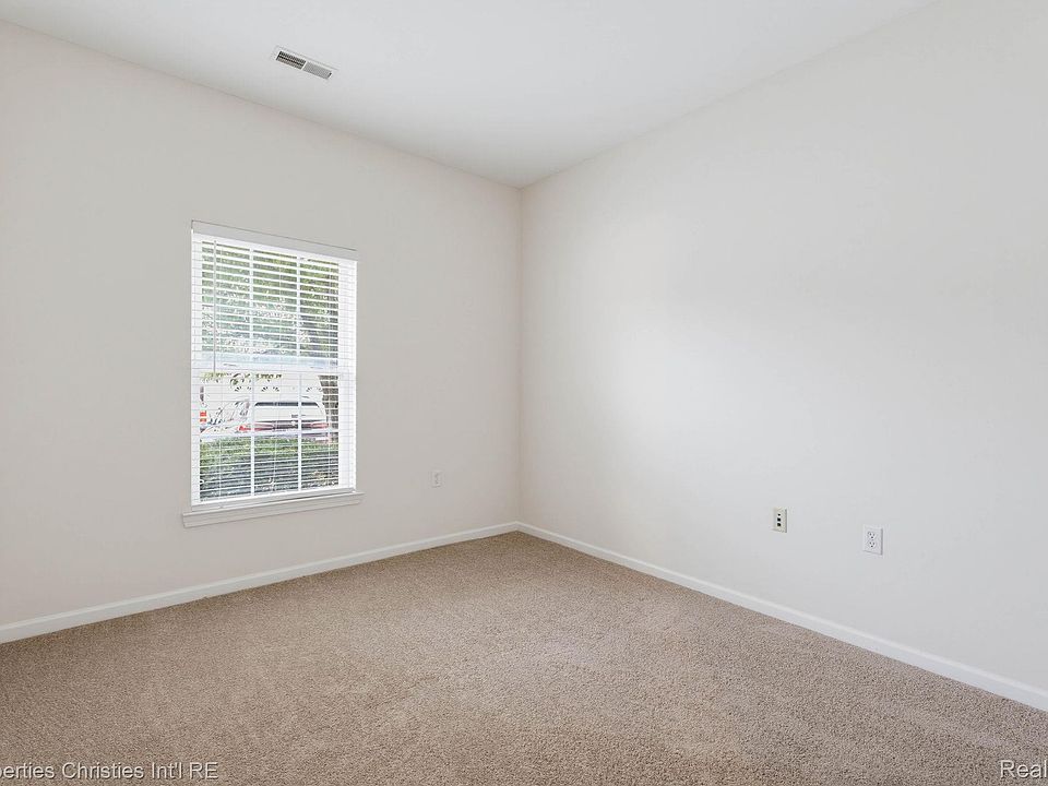 730 Amberly Dr, photo 12